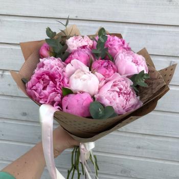 Букет 11 розовых пионов Сара Бернар с эвкалиптом